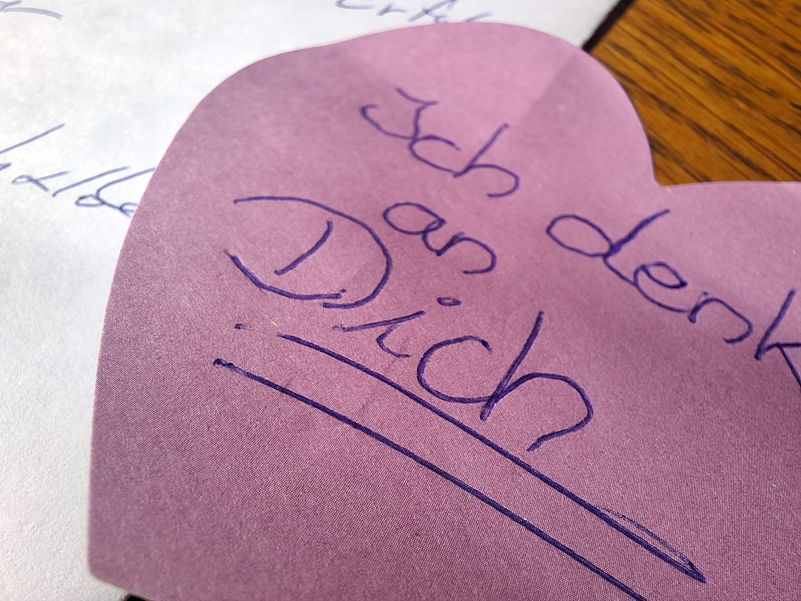 Handgeschriebene Nachricht auf einem rosafarbenen Papierherz als Zeichen von Nähe, Wertschätzung und Verbundenheit.